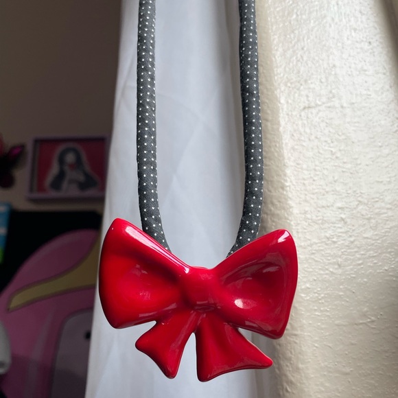 Y2K Vintage flying colors signed ceramic red bow black cord necklace - Picture 16 of 17